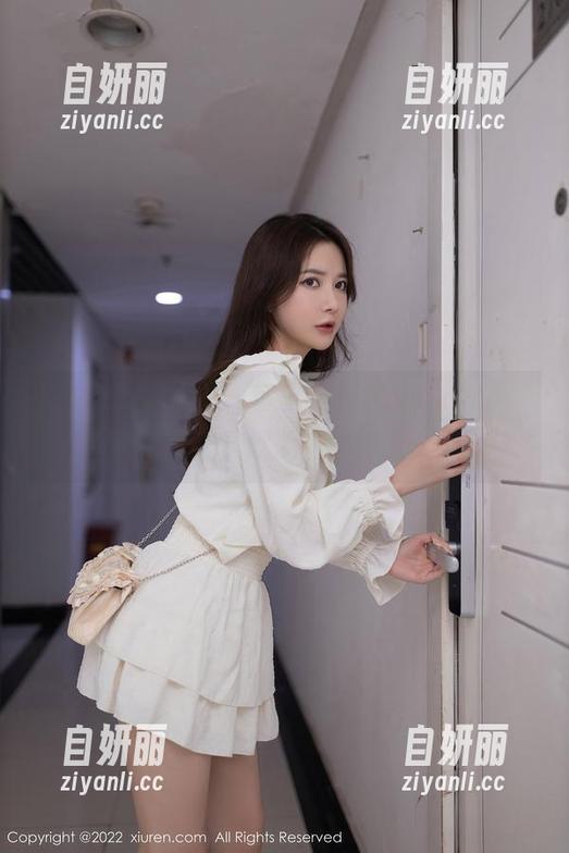 Xiuren秀人网 - 李宓儿校服look，装嫩神器免费送，赶紧下载对比一下！
