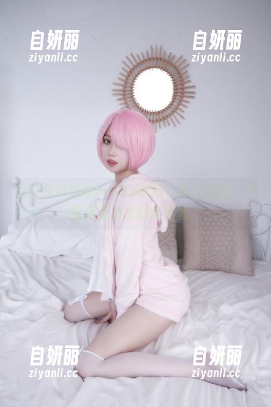 女仆长裙里的eloise软软，光影交错，不需要圣光也常常发光。