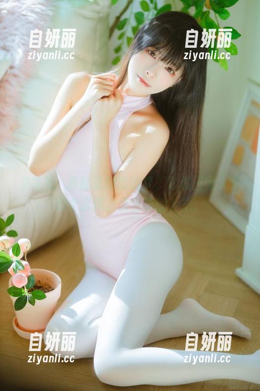 龙华妃咲那就是旗袍的梦，它和三无人型的全套作品又出奇的合拍。