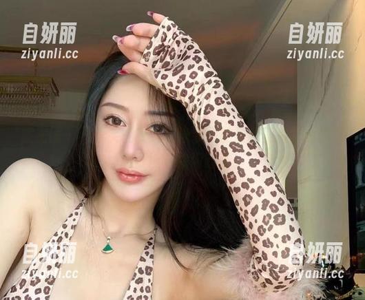 微密圈 - 不爱笑的赛琳在泳装里的最新照片，我的眼睛可能要被闪瞎了！