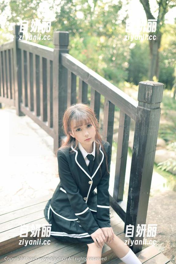 推女神 - 精选套图：徐妍馨Mandy在裤里丝中,伟大的启示是...哎呀，没有袜子也没关系！
