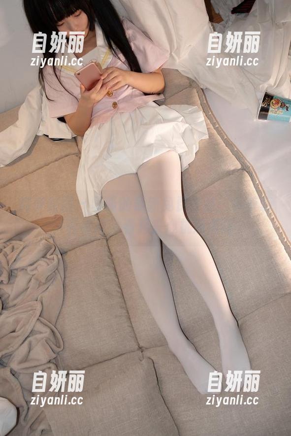 森萝财团 - 吸吸的最新免费作品：小萝莉+百褶裙，看起来心机满满啊