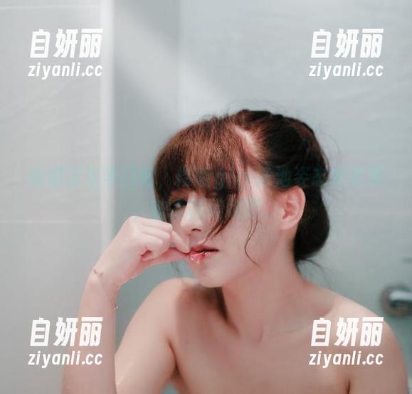 偷得浮生半日闲，樱晚gigi泳池姿态全记录，快来图瞧瞧吧。