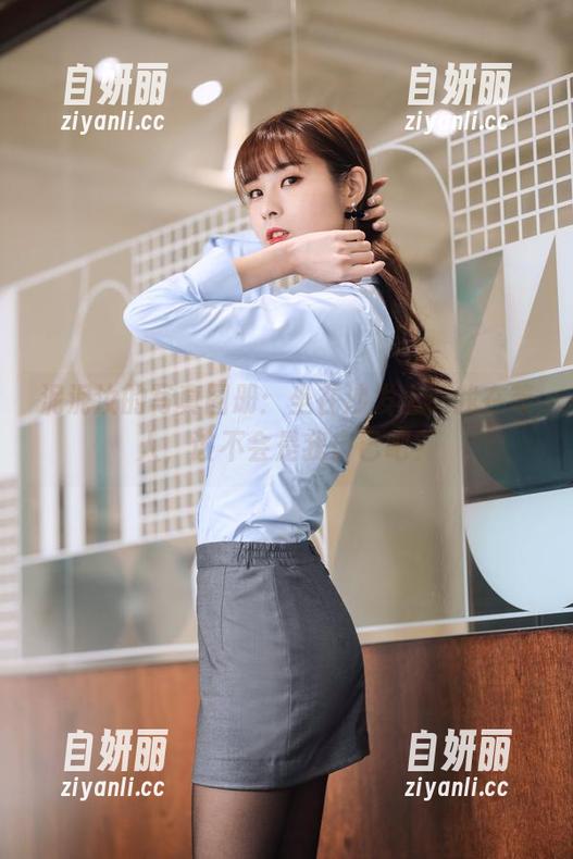 泥泥汝的写真图册：坐在沙发上，我在等人，该不会是我自己吧？