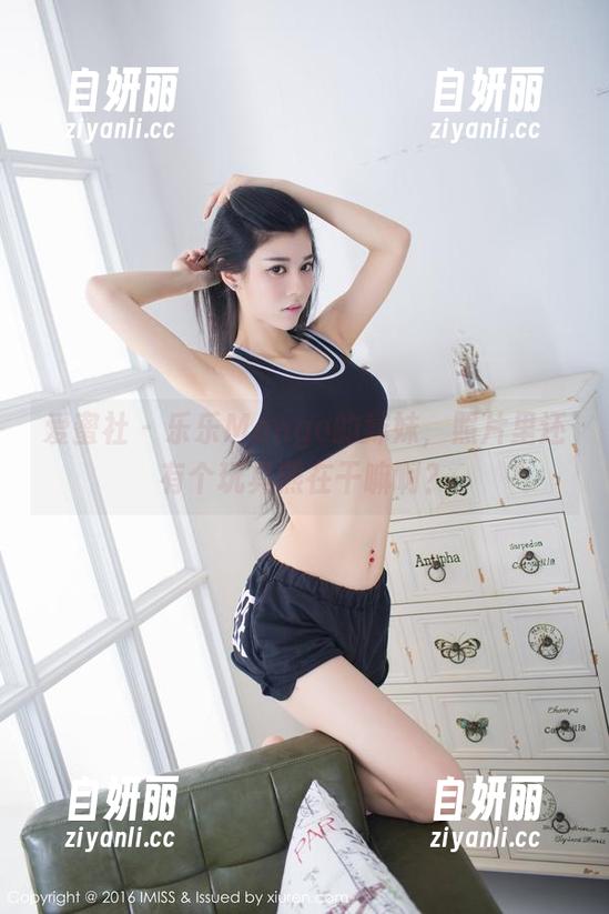 爱蜜社 - 乐乐Mango的妹妹，照片里还有个玩具熊在干嘛啊？