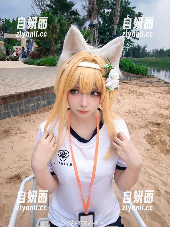 这原图里，特软儿Sona和那双棉袜，搭配得像是晨间咖啡和了一点烘焙的甜