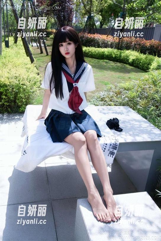 甜予摄影 - 思思的写真秀：灰丝属性加持，脚尖透明似玻璃