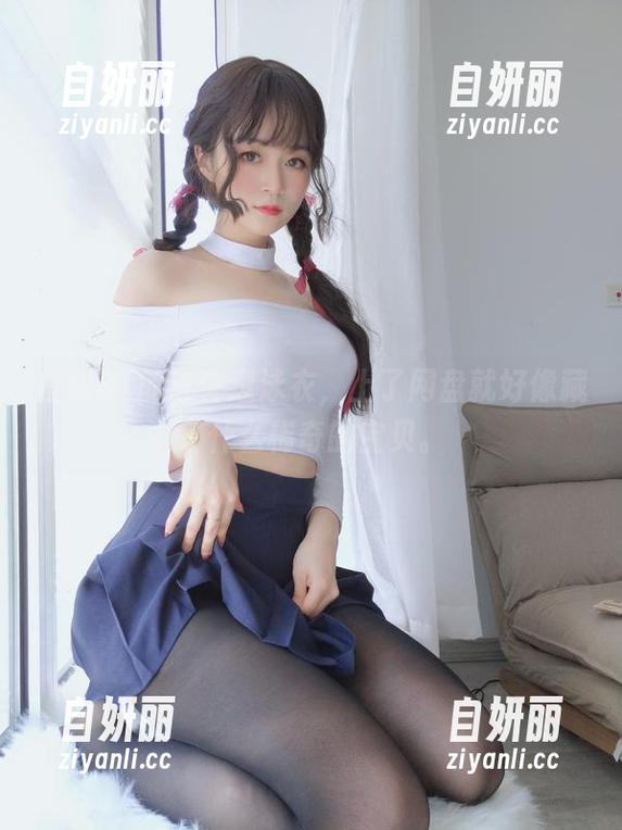 白银81的连体透泳衣，上了网盘就好像藏了什么稀奇的宝贝。