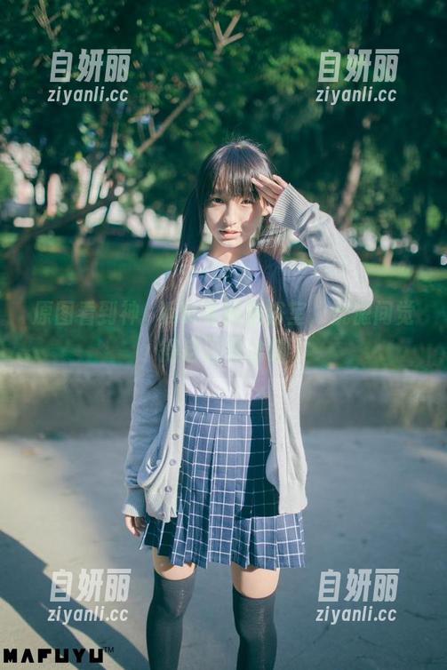 原图看到神楽坂真冬制服浴室，恍惚间觉得自己在偷瞄