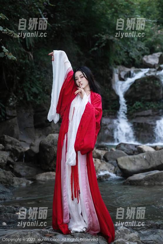 秀人网 - 免费原图，果儿celia穿的制服有种魔力，让人心痒痒