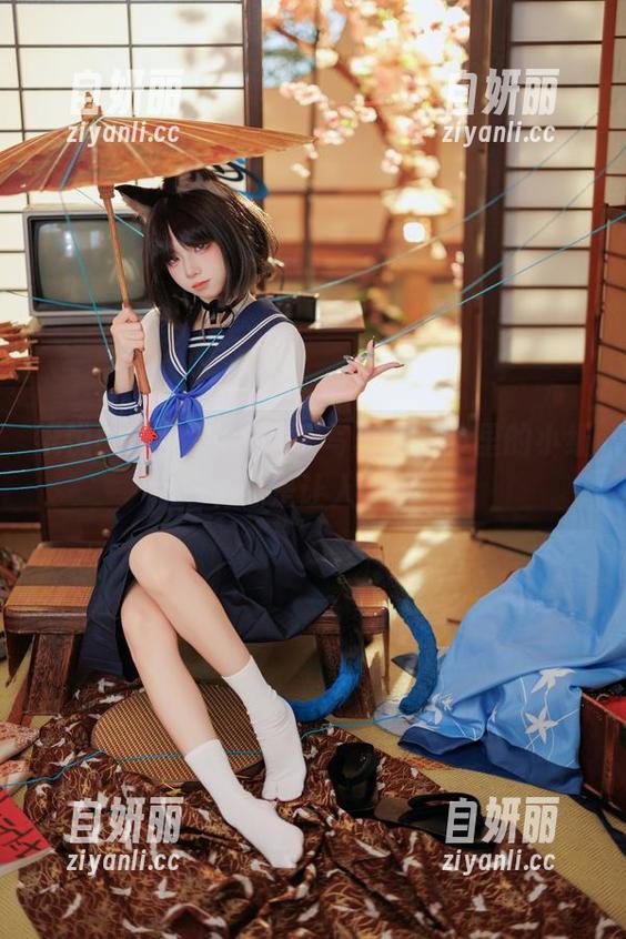 纸悦Etsu_ko的短裙写真，图集里的小细节总是让人留意