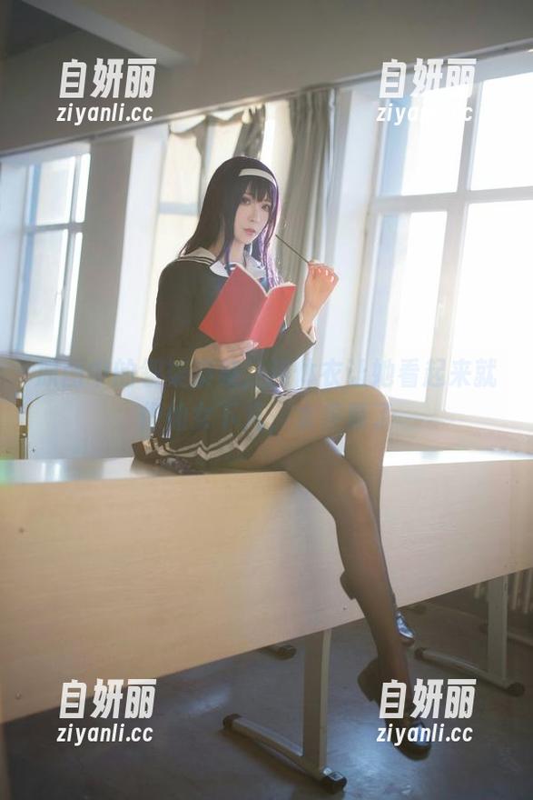 翎柒菜菜 原图中的翎柒菜菜,连体衣让她看起来就像仙女下凡,太羡慕了