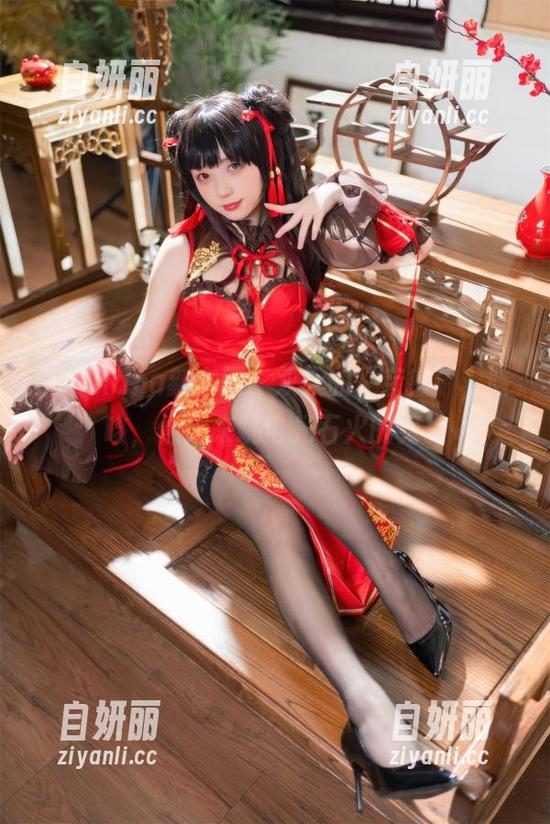 花铃Hana新套图：双人的“亲密”，咳咳，像是来跳电光石火的舞。