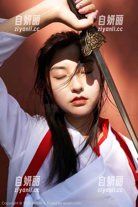 蜜桃社 - 当E杯奶茶遇上定制美脚图片，瞧这分寸把握真绝。
