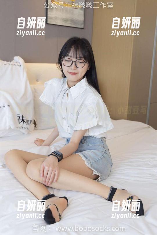 袜啵啵 - 换个角度看白渔网袜：小甜豆写真里的“袜子风云”！