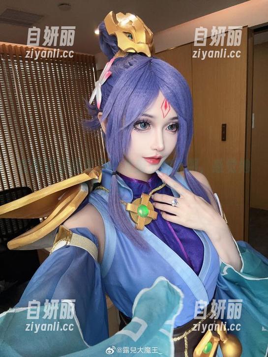 在图库里遇见露儿大魔王的礼服，感觉她是不是完全不怕风？