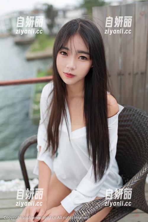 青豆客 - Kiren_程程程的泳装秀：免费图片，泳圈都在后面偷瞄！