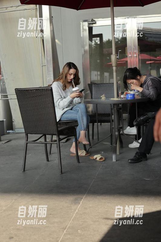 图集里的魔镜街拍：牛仔热裤女孩，你确定没被他的吸引力消耗？